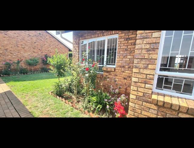 2 BEDROOM TOWNHOUSE FOR SALE IN ELDORAIGNE